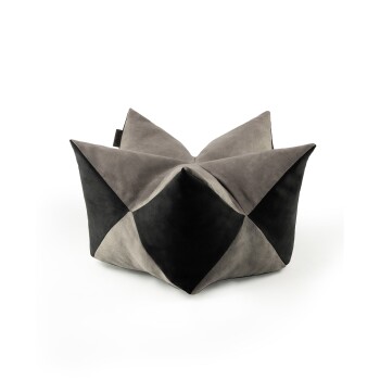 Stylisches Haustierbett in geometrischem Design, mit einer Mischung aus grauem und schwarzem, samtartigem Stoff.