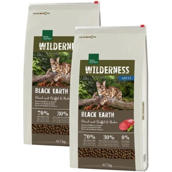 Zwei Tüten Real Nature Wilderness Black Earth Katzenfutter, mit einer Katze auf einem Baumstamm, mit Text, der 70% Fleisch und 30% Gemüse hervorhebt.