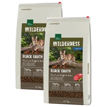 Deux sacs de nourriture pour chats Real Nature Wilderness Black Earth, présentant un chat sur une bûche, avec un texte mettant en avant 70 % de viande et 30 % de légumes.