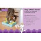 Eine verspielte Bengal-Katze spielt mit einem bunten Puzzlespielzeug, das mentale Stimulation und Bewegung durch interaktives Spiel fördert.