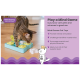 Eine verspielte Bengal-Katze spielt mit einem bunten Puzzlespielzeug, das mentale Stimulation und Bewegung durch interaktives Spiel fördert.