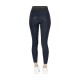 Marineblaue Leggings mit hohem Bund und Netzpaneelen auf der Rückseite, kombiniert mit weißen Turnschuhen.