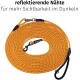 Orangefarbene Hundeleine mit reflektierenden Nähten für erhöhte Sichtbarkeit im Dunkeln, mit einem schwarzen Griff und Clip.