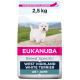 Eukanuba Hundefutterbeutel für West Highland White Terriers, 2,5 kg, mit einem weißen Terrier auf einem grasbewachsenen Weg, beschriftet mit 'Rassenspezifisch' und 'AB 1 Jahr.'