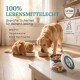 Bild von verschiedenen Haustierfutterbehältern, die auf einem Tisch ausgestellt sind, mit bunten Etiketten mit Cartoon-Tieren und Text auf Deutsch über Größen und Designs.