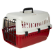 Rot-weiße Kunststoff-Tiertransportbox mit schwarzem Griff, schwarzer Gittertür vorne, seitlichen Lüftungsschlitzen und schwarzen Verschlüssen