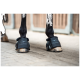 Eine Nahaufnahme der Vorderbeine eines Pferdes, das schwarze Hufschuhe mit dem Logo "EQUINATE" trägt, auf einer Kopfsteinpflasteroberfläche.