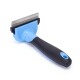 Blaues und schwarzes Haustierpflegewerkzeug mit einer Metallklinge zum Entfernen von losem Fell, mit einem komfortablen Griff.
