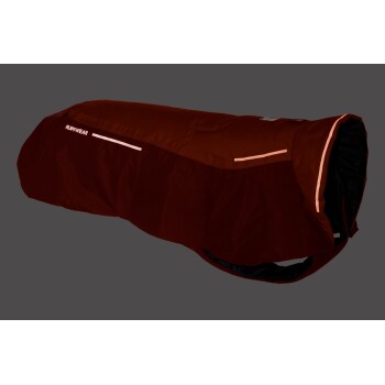 Ein kastanienbrauner Hundemantel von Ruffwear, mit reflektierenden Streifen und einem eleganten Design, vor einem grauen Hintergrund präsentiert.