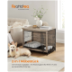 Gemütliches Wohnzimmer mit einem hellen Sofa, Blumenvasen und einem 2-in-1 Haustierkäfig/Beistelltisch. Ein glücklicher Corgi wird gestreichelt.