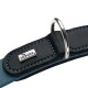Nahaufnahme eines schwarzen Lederhundehalsbands mit blauer Naht, metallischem D-Ring und metallischem 'HUNTER'-Logoanhänger.