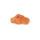 Ein Haufen von orangefarbenen Süßkartoffelscheiben auf einem weißen Hintergrund, ideal für Haustierleckereien.