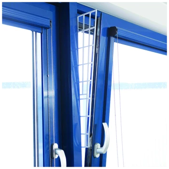 Afbeelding van een blauw raam met een witte grid opslagorganisator bevestigd, die een schoon, modern ontwerp toont.