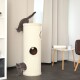 Zwei graue Katzen spielen auf einem hohen, cremefarbenen Katzenbaum mit mehreren Öffnungen, in einem modernen Wohnzimmer.