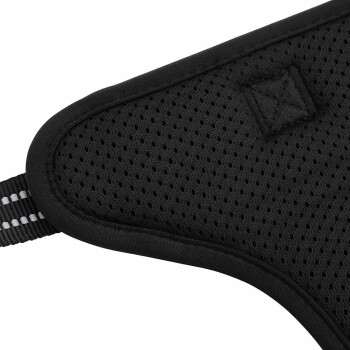 Schwarzer Haustiergeschirrriemen mit einer sicheren Schnalle, mit reflektierenden Nähten für Sichtbarkeit, im Detail mit einer Nahaufnahme gezeigt.