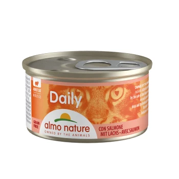 Dose Katzenfutter mit der Aufschrift "Daily" von Almo Nature, mit Lachs-Geschmack, einer getreidefreien Formel und dem Gesicht einer Katze im Hintergrund.