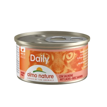 Dose Katzenfutter mit der Aufschrift "Daily" von Almo Nature, mit Lachs-Geschmack, einer getreidefreien Formel und dem Gesicht einer Katze im Hintergrund.