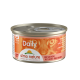 Nourriture pour chat en conserve étiquetée "Daily" par Almo Nature, avec une saveur de saumon, une formule sans céréales et un visage de chat en arrière-plan.