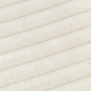 Nahaufnahme eines weichen, cremefarbenen Haustierbettes mit diagonalen Nähmustern.