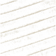 Nahaufnahme eines weichen, cremefarbenen Haustierbettes mit diagonalen Nähmustern.