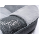 Nahaufnahme eines grauen Haustierbettes mit dem gestickten Logo "TrendPet" in Weiß, das eine weiche, plüschige Textur zeigt.