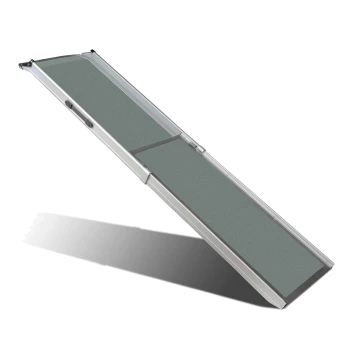 Eine faltbare Haustierrampe mit einer strukturierten grauen Oberfläche und einem Aluminiumrahmen, die dazu dient, Haustieren den Zugang zu höheren Bereichen zu erleichtern.