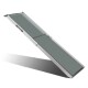 Eine faltbare Haustierrampe mit einer strukturierten grauen Oberfläche und einem Aluminiumrahmen, die dazu dient, Haustieren den Zugang zu höheren Bereichen zu erleichtern.