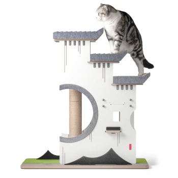 Design-Kratzmöbel Hongcun Ein stilvoller Katzenbaum mit mehreren Ebenen, auf dem eine grau-weiße Katze die oberste Stufe erklimmt, mit einem Kratzbaum und einem gemütlichen Versteck.