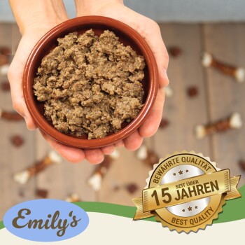 Eine Person hält eine Schüssel mit Haustierfutter, mit dem Text 'Emily's' und einem Abzeichen, das 'Beste Qualität' und '15 Jahre' in der Ecke angibt.