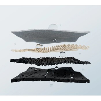 Schichtmaterialien mit unterschiedlichen Texturen und Farben, einschließlich Grau, Beige und Schwarz, durchsetzt mit Wassertropfen.