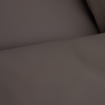 Nahaufnahme von weichem, strukturiertem braunem Kunstleder, das seine glatte Oberfläche und subtile Maserung zeigt.