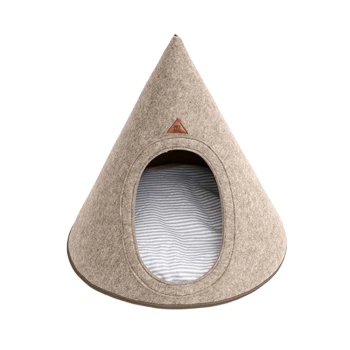 Beiges, tipi-förmiges Haustierbett mit ovalem Eingang, gestreiftem Kissen innen und kleinem braunem Logopfropf über der Öffnung.