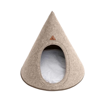 Beiges, tipi-förmiges Haustierbett mit ovalem Eingang, gestreiftem Kissen innen und kleinem braunem Logopfropf über der Öffnung.