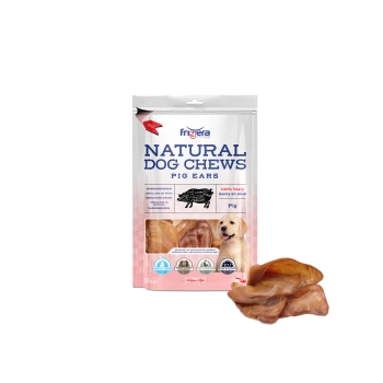 Verpackung mit natürlichen Hundekauartikeln aus Schweineohren, mit einem Bild eines Golden Retrievers, das "100% Lecker" und "Sanft luftgetrocknet" angibt, mit Schweineohr-Kauartikeln.