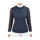 Eine Frau trägt ein marineblaues Langarmshirt mit durchsichtigen Mesh-Ärmeln und einem weißen Kragen mit kleinen Punkten, vor einem weißen Hintergrund stehend.