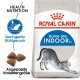Royal Canin Home Life Indoor Katzenfutterbeutel mit einer Illustration einer sich dehnenden Katze, mit Text, der den reduzierten Stuhlgeruch und die angepasste Kibble-Größe hervorhebt.