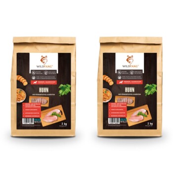 Zwei Taschen WILDFANG Hundefutter, beschriftet mit "HUHN mit Süßkartoffel & Kräuter," jeweils 2 kg schwer, mit Bildern von Huhn und Gemüse.