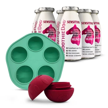 Flaschen mit SmoothieDog Sensitive hypoallergenem Hundesnack mit grünem Silikonform-Tablett und rotem Leckerli-Spenderball.