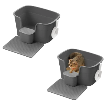 Graue Katzentoilette mit angebrachtem Schaufel, Trittplattform und einer Katze darin vor weißem Hintergrund.