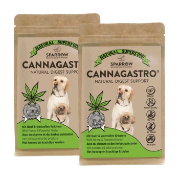 Zwei Pakete "CANNAGASTRO Natural Digest Support" mit einem gelben Labrador und einem kleinen Hund, die natürliche Zutaten und Qualität betonen.