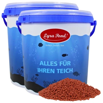 Zwei blau-lidige Eimer mit Lyra Pond Fischfutter mit dem Text "ALLES FÜR IHREN TEICH" und einem Haufen roter Fischpellets davor.