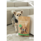 Ein kleiner Hund steht neben einem Sack Hundefutter, der mit "DOG'S LOVE SENIOR/LIGHT 10+" beschriftet ist, mit einem grünen Kreis, der "WILD" anzeigt.