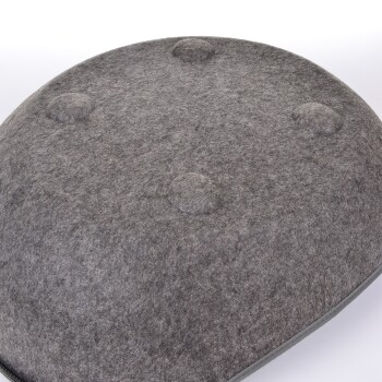Rundes graues Haustierbett mit einer weichen Filztextur und Knopfdetails, mit einem Reißverschluss entlang der Kante.