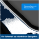 Nahaufnahme eines blauen Haustierzubehörs aus robustem Nylon mit reflektierenden Streifen, mit Text über Sicherheit bei nächtlichen Spaziergängen.