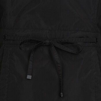 Schwarze Hundejacke mit tailliertem Schnitt und gebundenem Bogen, die eine glatte, glänzende Stoffoberfläche zeigt.