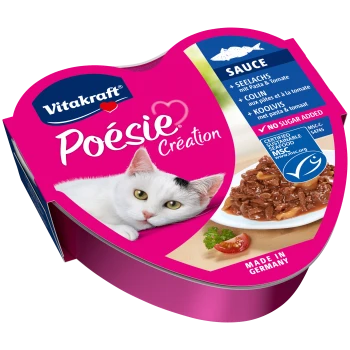 Vitakraft Poésie Création Katzenfutter in einem pinken herzförmigen Behälter, beschriftet mit einer weißen Katze und "Sauce" sowie "Seelachs mit Pasta & Tomate."