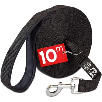 10m Schleppleine Hund | Schleppleine 10m für Hunde mit gepolsterter Handschlaufe Schwarze Hundeleine aufgerollt mit einem roten Etikett, das "10 m" anzeigt, und einem Clip am Ende, mit einem Logo am Griff.
