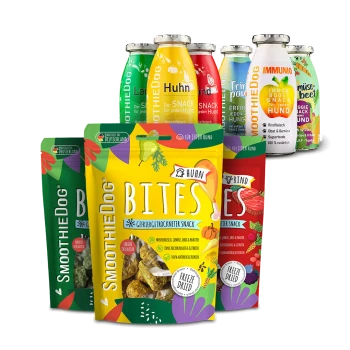 Bunte, gefriergetrocknete SmoothieDog-Hundesnacks: vorne gelbe 'BITES Huhn'-Tüte, rote 'Rind'-Tüten und verschiedene Flaschen mit Snacks, beschriftet 'IMMUNIO'.