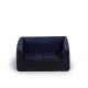 Ein gemütliches Haustiersofa mit einem marineblauen Kissen und einem schwarzen Sockel, entworfen für kleine bis mittelgroße Haustiere.