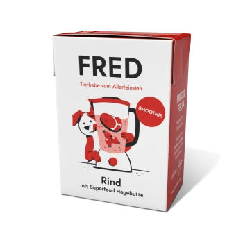 Kartons von FRED Hundesmoothie mit einem Cartoon-Hund und einem Mixer, beschriftet mit "Rind mit Superfood Hagebutte" und "SMOOTHIE."